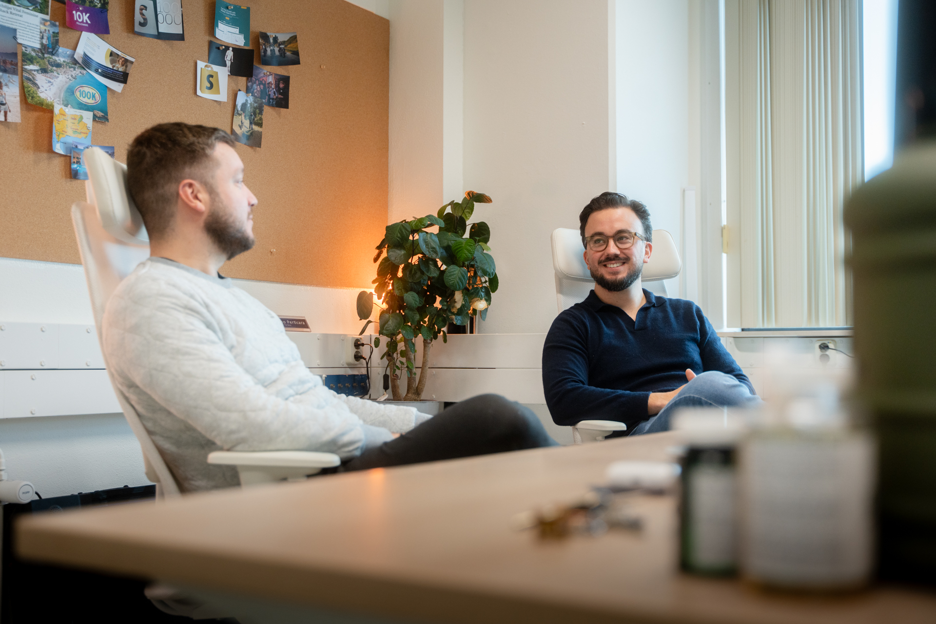 Het team van GRP Digital in overleg op kantoor